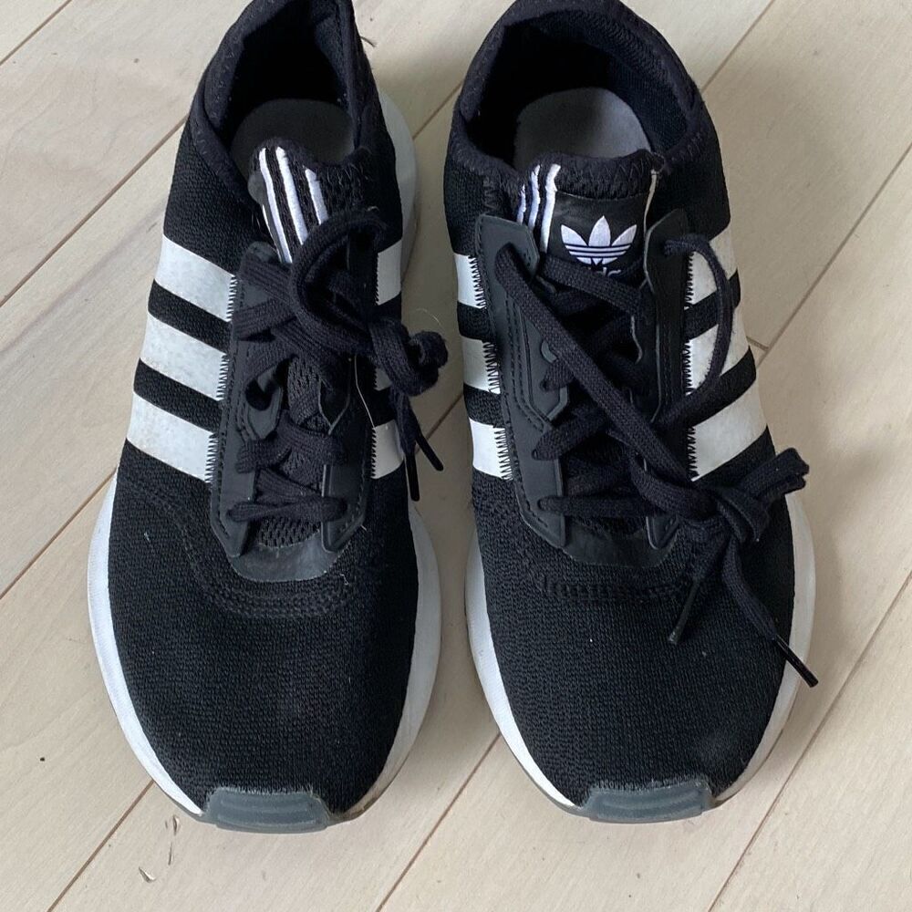 Adidas Swift Low Top Lace Up Trainer Tennis Sneaker Shoes Black White Size 10